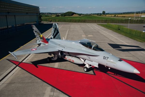 ITA1429 - Aereo caccia Swiss AF/RAAF F/A 18 Hornet da assemblare e verniciare - 1