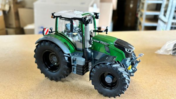 CW0214 - FENDT 724 vario jantes noires - 1