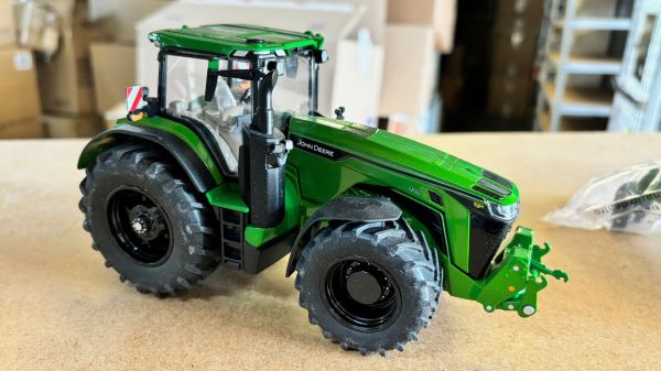 CW0224 - JOHN DEERE 8R410 Black line - 1