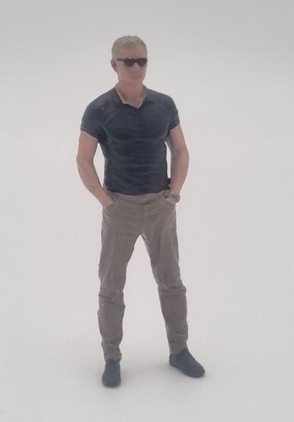 ATLAN32035 - Uomo con le mani in tasca, con maglietta e occhiali da sole - 1