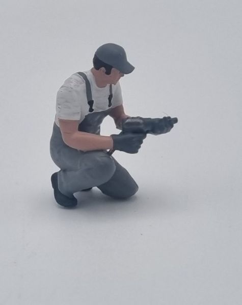 ATLAN32047_GRISC - Meccanico inginocchiato con una chiave a impulsi - grigio chiaro - 1