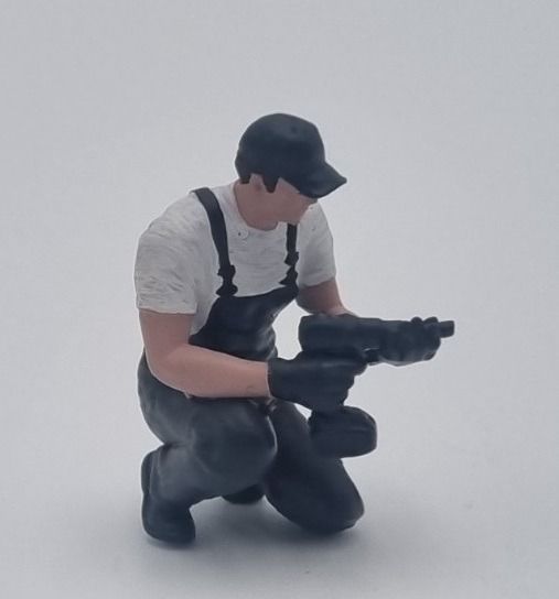 ATLAN32047_GRISF - Meccanico inginocchiato con una chiave a impulsi - grigio scuro - 1