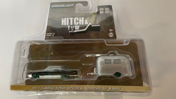 GREEN32240-AVERT - CADILLAC Sedan deville 1972 con AIRSTREAM Bambi caravan cerchi verdi dalla serie HITCH & TW in blister - 1