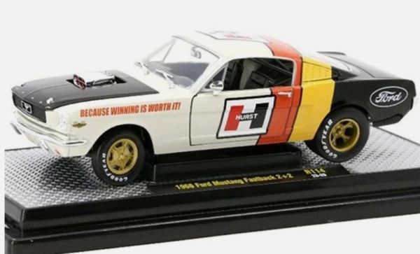 M2M-40300-114A - Ford Mustang Fastback 2+2 del 1966, bianca e nera - 1