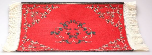 AKI0176 - Tappeto rosso per casa delle bambole dimensioni 24 x 15 cm - 1