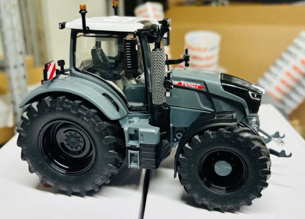 CW0288 - FENDT 728 Vario grigio con cerchi neri - 1