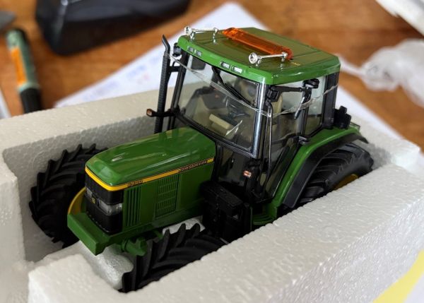 CW0307 - JOHN DEERE 6400 avec pneus larges et accessoires - 1