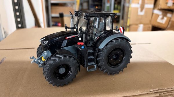 CW0318 - FENDT 728 Vario - All Black - 1
