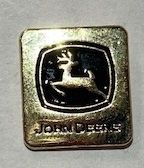 MCJ099417000 - Spilla con logo JOHN DEERE - 1