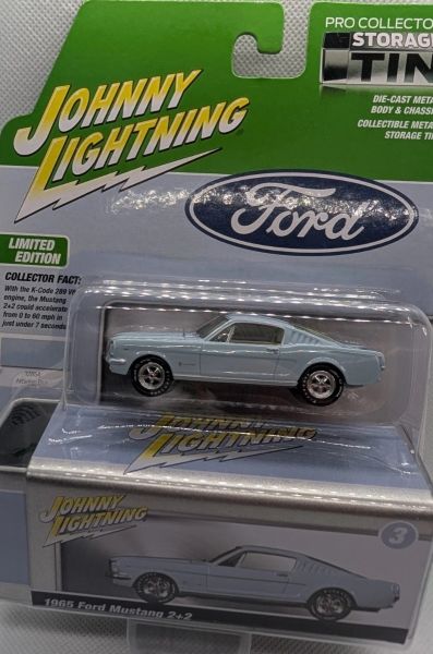 JLCT016B-C - Ford Mustang 2+2 del 1965, blu, della serie Collector Tins 2025, in blister. - 1