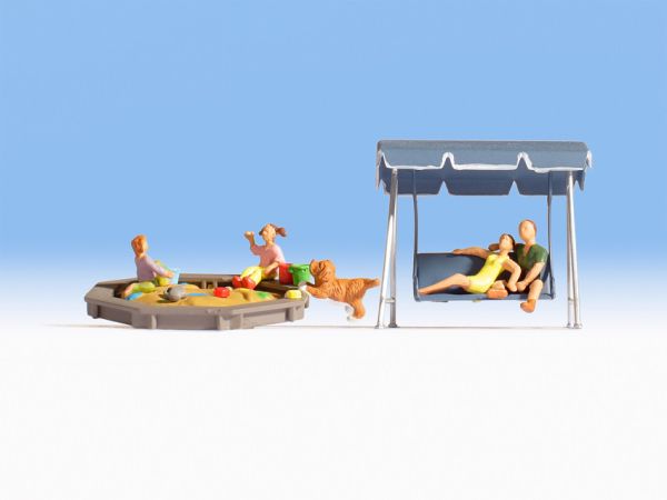 NOC15590 - Famiglia rilassante in giardino - 1