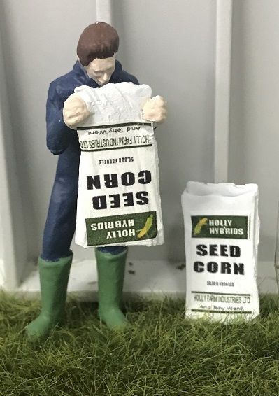 WM078A - Contadino che svuota un sacco di semi di mais - 1