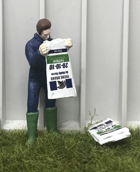 WM078D - Agricoltore che svuota un sacco di fertilizzante - 1