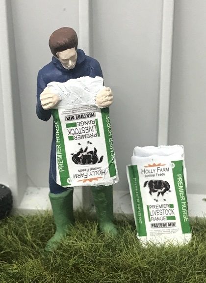 WM078J - Contadino che svuota un sacco di mangime per cavalli - 1