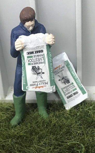 WM078M - Contadino che svuota un sacco di cibo per capre - 1