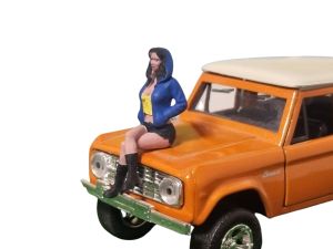 ATLAN32022_BLEU_JAUNE - Donna seduta con felpa blu e gialla