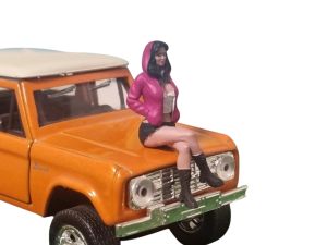 ATLAN32022_ROSE_NOIR - Donna seduta con felpa rosa e nera con cappuccio