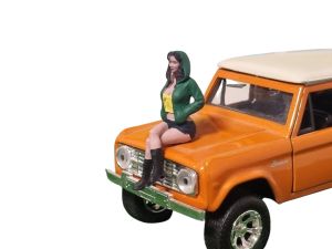 ATLAN32022_VERT_JAUNE - Donna seduta con felpa verde e gialla