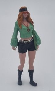 ATLAN32034 - Donna in pantaloncini e occhiali da sole