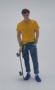 ATLAN32038 - Adolescente con uno skateboard