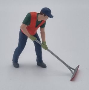 ATLAN32046 - Operaio edile con una spatola per asfalto