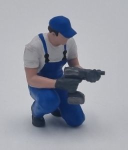 ATLAN32047_BLEU - Meccanico inginocchiato con una chiave a impulsi - blu