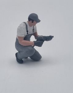 ATLAN32047_GRISC - Meccanico inginocchiato con una chiave a impulsi - grigio chiaro