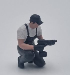 ATLAN32047_GRISF - Meccanico inginocchiato con una chiave a impulsi - grigio scuro