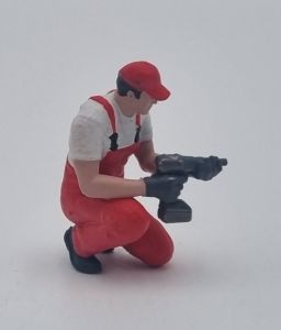 ATLAN32047_ROUGE - Meccanico inginocchiato con una chiave a impulsi - rossa