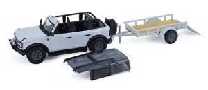 GREEN32330-D - Ford Bronco 4 porte verde cactus del 2021 con rimorchio a pianale e moto della serie Hitch & Tow, ancora nella sua confezione originale.