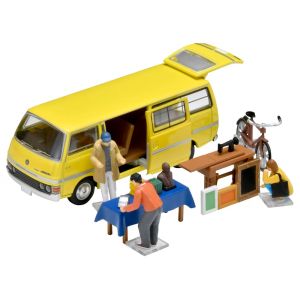TOM325246 - Mercatino delle pulci con furgone Nissan Homy giallo e accessori