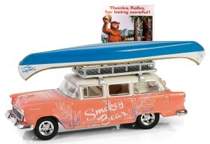 GREEN38070-A - CHEVROLET Two-Ten Townsman 1955 con canoa sul tetto della serie SMOKEY BEAR in blister
