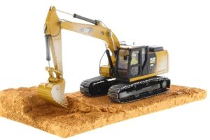 DCM85701 - Escavatore cingolato CATERPILLAR 320F con autista versione invecchiata