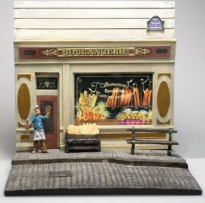 AKI0128 - Diorama fronte panificio con marciapiede e figure dimensioni H14 cm x L 15 cm x P14 cm