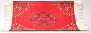 AKI0176 - Tappeto rosso per casa delle bambole dimensioni 24 x 15 cm