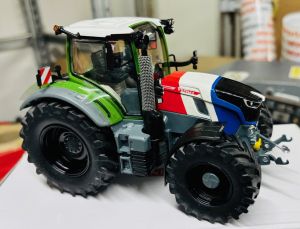 CW0290 - FENDT 728 Vario Blu Bianco Rosso