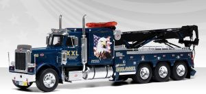 IXO-U43TTR001 - PETERBILT 359 carro attrezzi 1980 blu con decorazione aquila