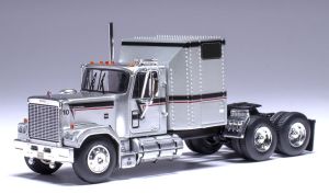 IXO-U64TR004 - GMC General 6x4 1980 Argento con Strisce Nere e Rosse - EDIZIONE USA