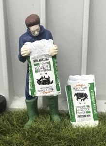 WM078J - Contadino che svuota un sacco di mangime per cavalli