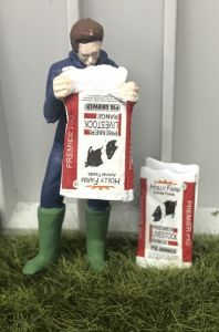 WM078N - Agricoltore che svuota un sacco di cibo per suini