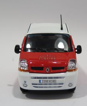 ELI114402 - RENAULT Master - Cirque Arlette GRUSS 2011 rosso