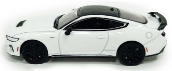 GREEN13370-F - Ford Mustang GL Muscle Series bianca del 2024, ancora nella confezione blister.