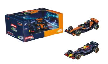 CARRERA15813037 - Set da 2 auto - ORACLE Red Bull RB21 # M. Verstappen / McLaren MCL39 #4 L. Norris