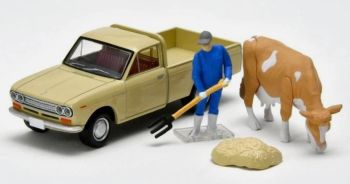 TOMLV-195D - DATSUN 1300 con contadino e mucca