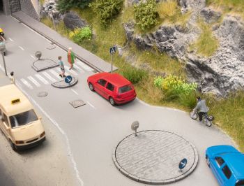 NOC14388 - Set di isole spartitraffico con pali e segnaletica