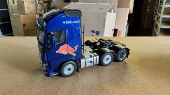 CW0210 - VOLVO FH5 6x2 RED BULL
