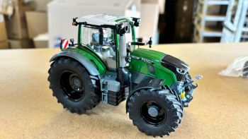 CW0214 - FENDT 724 vario jantes noires