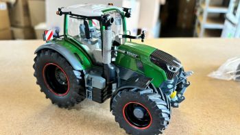 CW0215 - FENDT 728 vario jantes noires avec bande rouge