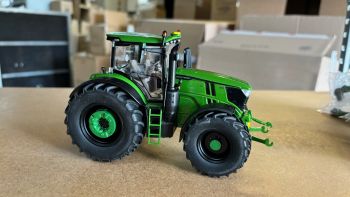 CW0225 - JOHN DEERE 6R230 jantes et logo noire