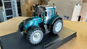 CW0229 - FENDT 724 vario bleu petrol + pneus